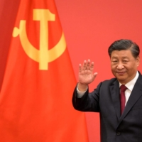 Chinese leader Xi Jinping waves during the introduction of members of the Chinese Communist Party\'s new Politburo Standing Committee, the nation\'s top decision-making body, to the media at Beijing\'s Great Hall of the People on Oct. 23. | AFP-JIJI