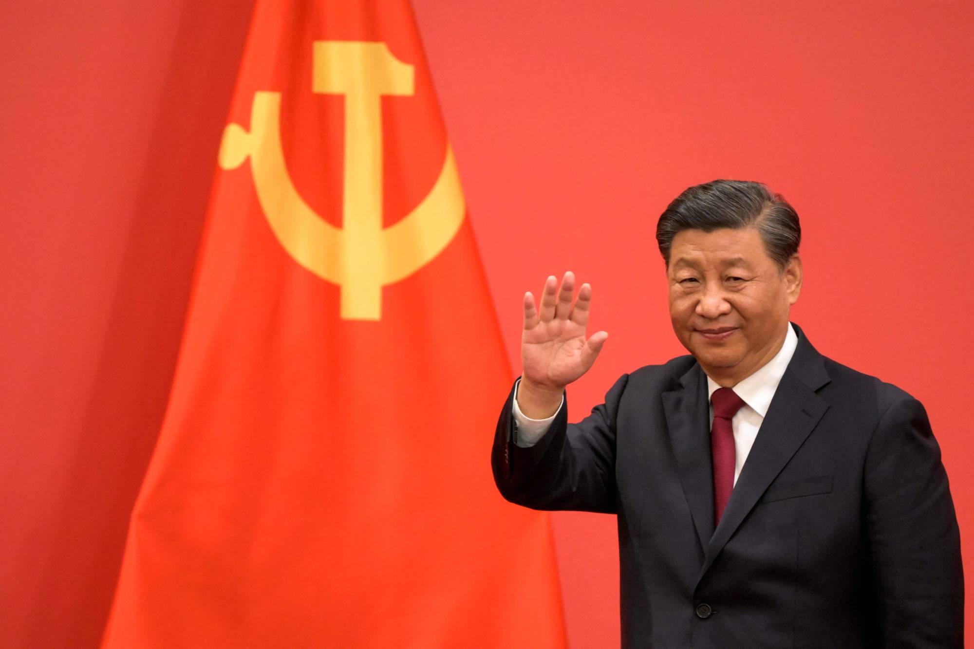 Chinese leader Xi Jinping waves during the introduction of members of the Chinese Communist Party's new Politburo Standing Committee, the nation's top decision-making body, to the media at Beijing's Great Hall of the People on Oct. 23. | AFP-JIJI