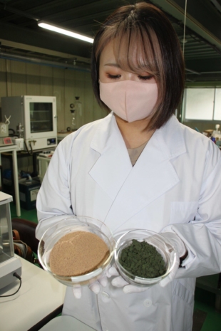 A Toresyoku worker shows cellulose extracted from vegetable waste. | FUKUSHIMA MINPO