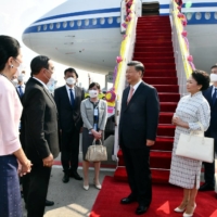 Chinese leader Xi Jinping arrives for the 2022 APEC summit in Bangkok on Thursday. | THAILAND GOVERNMENT HOUSE HANDOUT / VIA REUTERS