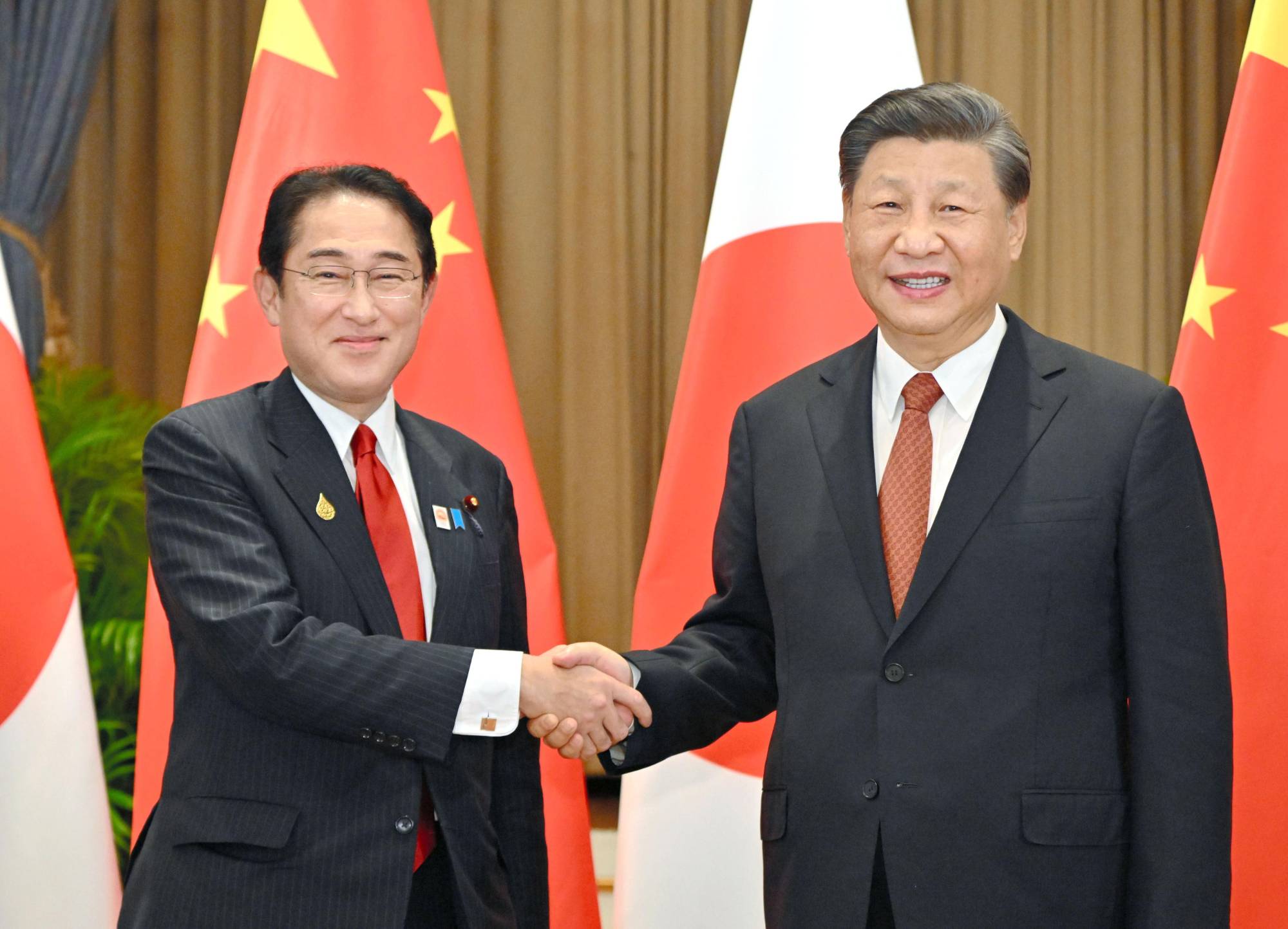 Prime Minister Fumio Kishida meets Chinese President Xi Jinping on the sidelines of the APEC leaders' summit in Bangkok on Thursday. | KYODO
