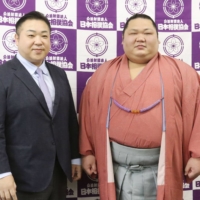 Chiyotairyu (right) announces his retirement alongside stablemaster Kokonoe during a news conference in Fukuoka on Tuesday. | JAPAN SUMO ASSOCIATION / VIA KYODO
