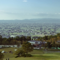 Visitors can view the Tonami Plain and its sankyoson dispersed settlements from various outlook posts in Toyama Prefecture. | COURTESY OF MIZU TO TAKUMI TOYAMA WEST TOURISM PROMOTION ASSOCIATION
