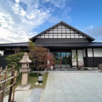 The Rakudo-An hotel in Tonami, Toyama Prefecture, is a renovated azumadachi (east-facing) traditional farmhouse and features a gabled and wood latticed roof. | MIO YAMADA
