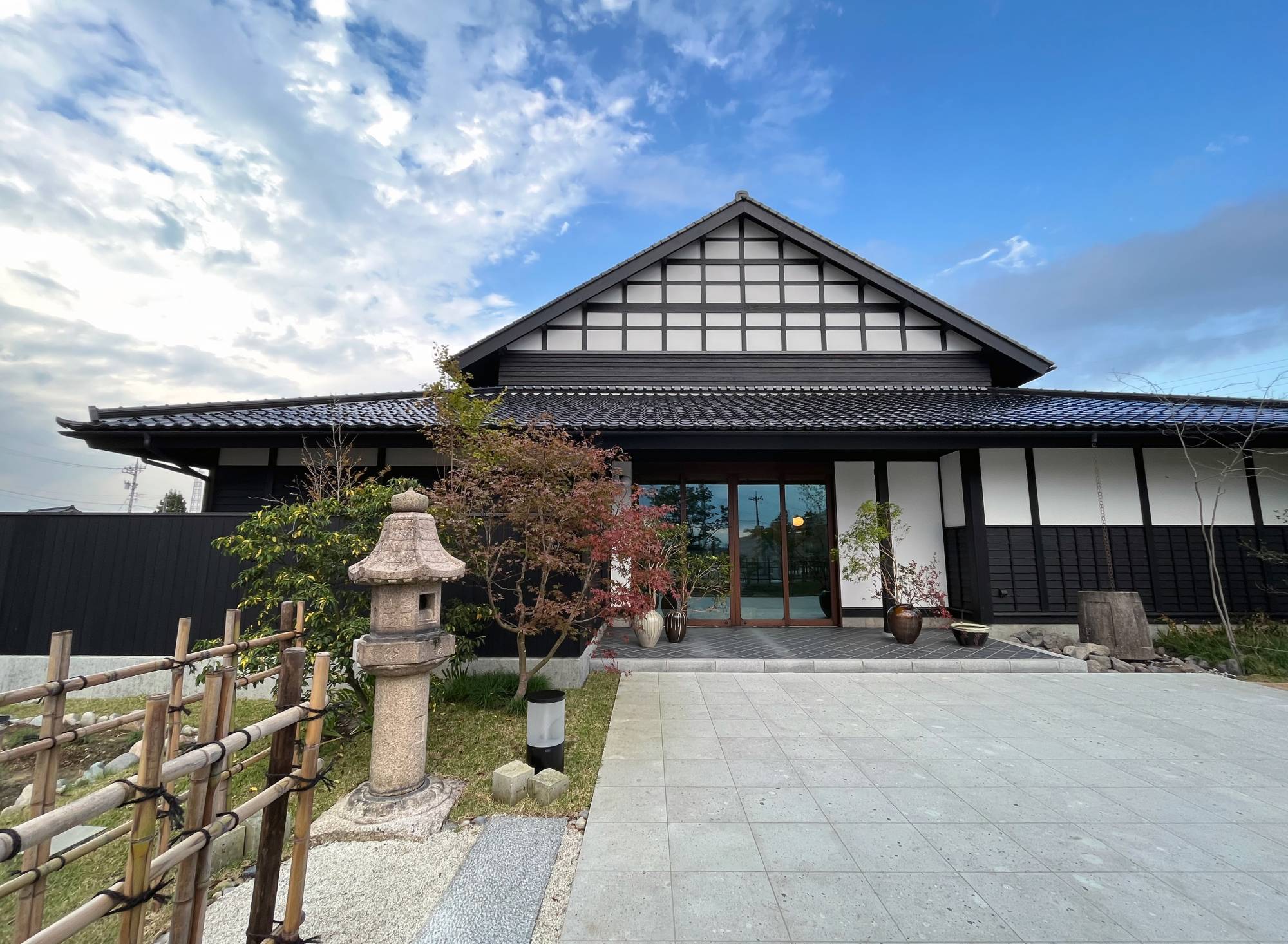 The Rakudo-An hotel in Tonami, Toyama Prefecture, is a renovated azumadachi (east-facing) traditional farmhouse and features a gabled and wood latticed roof. | MIO YAMADA 