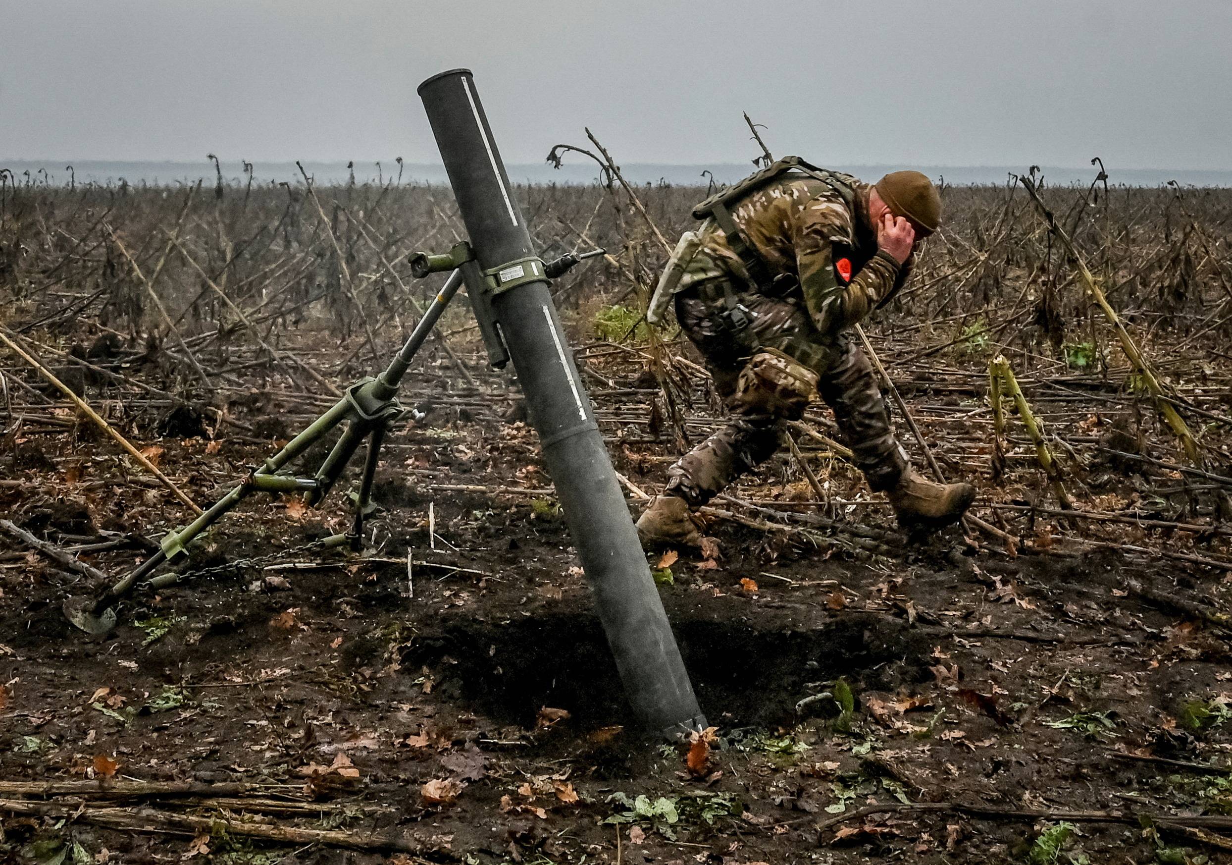 A Ukrainian soldier fires a mortar on the front line in the Zaporizhzhia region of southeastern Ukraine on Nov. 16. | MORE INTEGRATED 