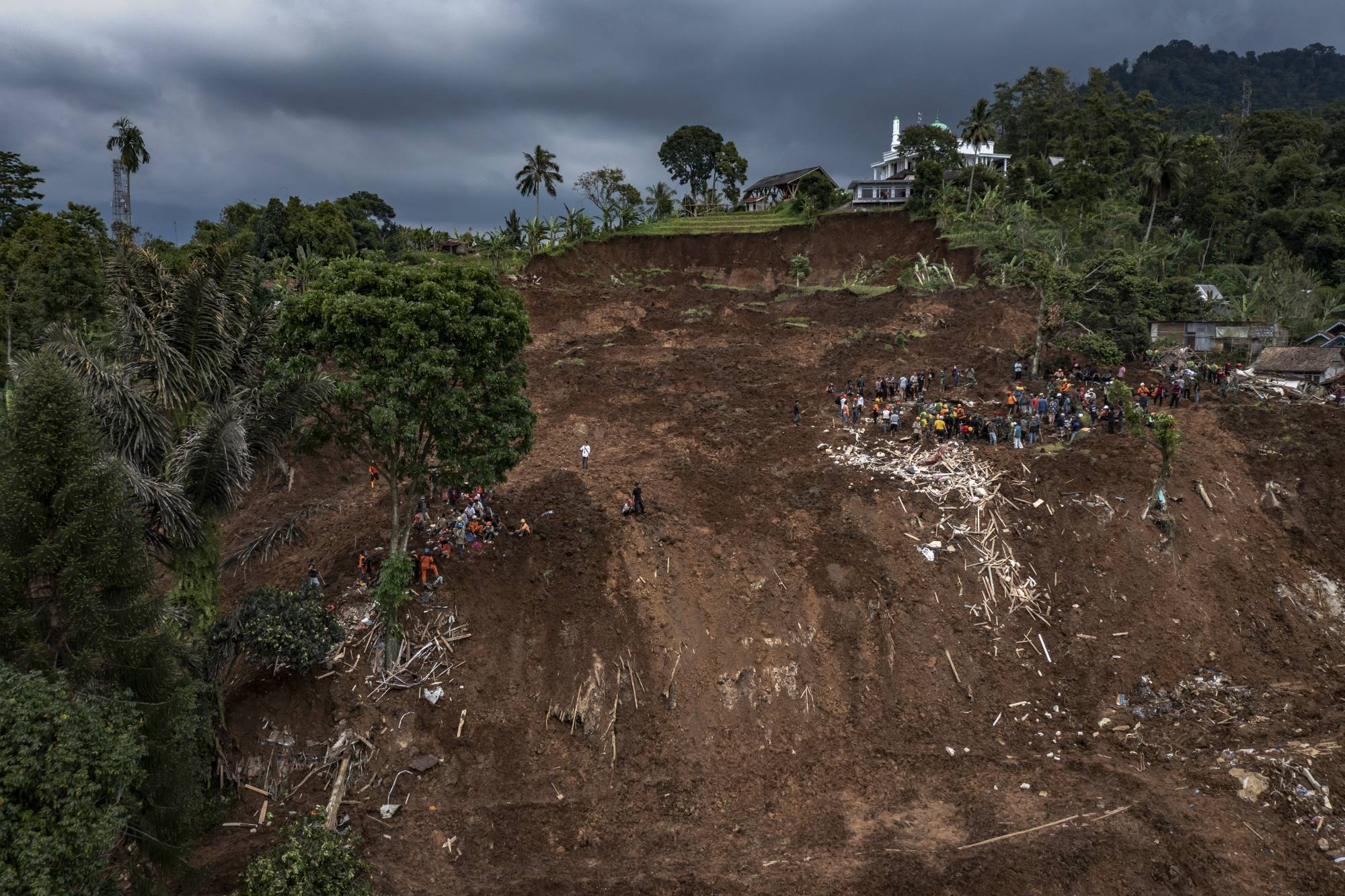 Rescue teams look for victims in Cugenang village on Wednesday. | Ulet Ifansasti / The New York Times
