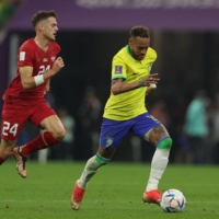 Brazil\'s Neymar runs with the ball ahead of Serbia\'s Ivan Ilic during their match at the World Cup in Lusail, Qatar, on Thursday. Brazil won 2-0.  | AFP-JIJI