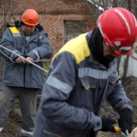 Workers repair broken power lines in the village of Tatianovka, near Svyatohirs\'k in Ukraine\'s Donetsk region, on Friday. | AFP-JIJI