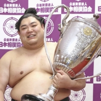 Abi celebrates after winning his first top-division title on Sunday in Fukuoka.  | KYODO