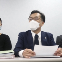 Kyoji Mizutani (center), attorney for three death-row inmates seeking an end to the practice of execution by hanging, holds a news conference in Osaka on Tuesday. | KYODO