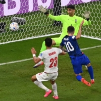 U.S. forward Christian Pulisic scores during the 2022 FIFA World Cup Group B match between Iran and the United States in Doha on Tuesday.  | AFP-JIJI