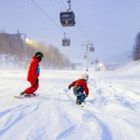 Foreign visitors to Niseko peaked at over 218,000 in the fiscal year that began April 2017, and there were over 160,000 in fiscal 2019. | ALISTER BUCKINGHAM / VIA NISEKO TOURSIM AGENCY

