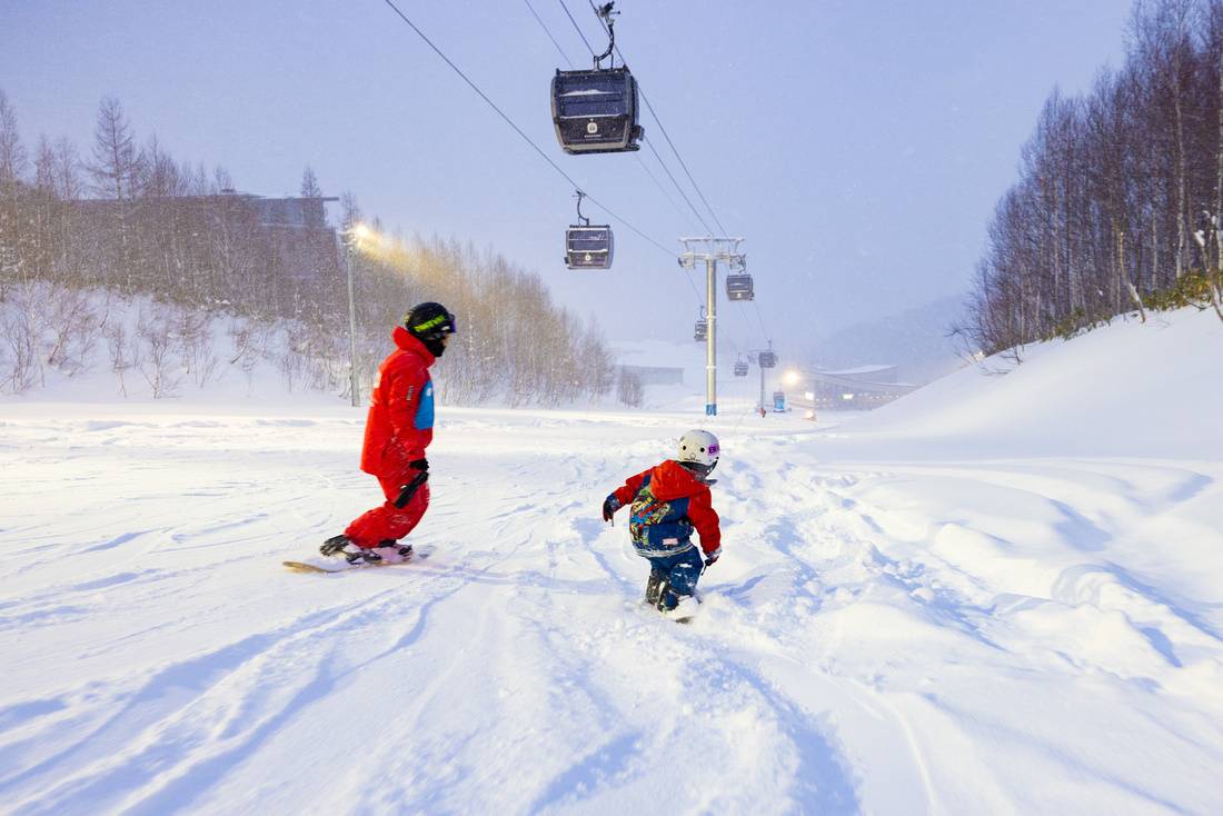 Foreign visitors to Niseko peaked at over 218,000 in the fiscal year that began April 2017, and there were over 160,000 in fiscal 2019. | Alister Buckingham / VIA Niseko Tourism Agency 