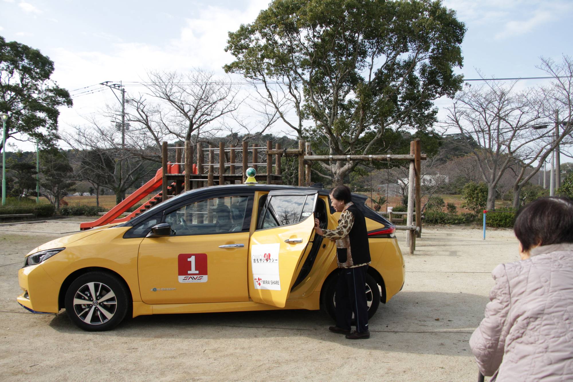Arao Taxi in Arao, Kumamoto Prefecture, is offering residents a hybrid transport service, which can be booked by telephone or through a smartphone app. | COURTESY OF ARAO CITY