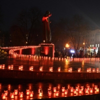 Local residents light candles to commemorate the victims of Ukraine\'s 1932-33 mass starvation, in Lviv, Ukraine, on Saturday. | AFP-JIJI