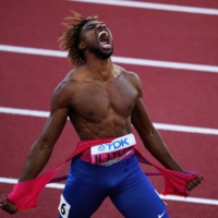 Noah Lyles celebrates after winning the men\'s 200-meter final at the World Athletics Championships in Eugene, Oregon, on July 21. | REUTERS