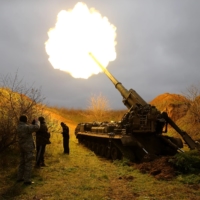 A Ukrainian Pion self-propelled cannon fires toward a Russian ammunition depot across the Dnieper River in Ukraine’s southern Kherson region on Thursday.  | FINBARR O’REILLY / THE NEW YORK TIMES