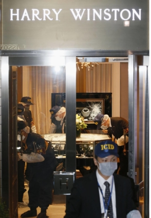 A Harry Winston shop in the Omotesando Hills commercial complex in Tokyo's Shibuya Ward, where 46 pieces of jewelry worth ¥106 million were stolen, is seen in November 2015. | KYODO