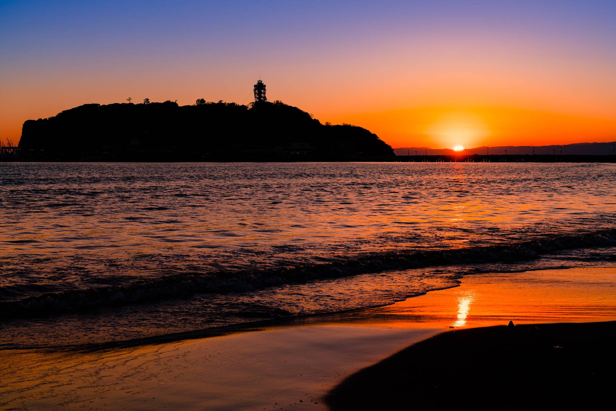 The sun sets in Enoshima, Kanagawa Prefecture. Making the decision to leave Japan can be tough, especially if you had originally planned to live here permanently. | GETTY IMAGES