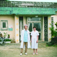 Hidetaka Yoshioka (left) and Kou Shibasaki reprise their roles as a beloved island doctor and his nurse in “Dr. Coto\'s Clinic 2022.” | © TAKATOSHI YAMADA © 2022 FUJI TELEVISION NETWORK / TOHO / FNS
