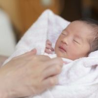 The government is considering raising the childbirth allowance to ¥500,000 per baby from April as costs for childbirth have been rising in Japan in recent years. | GETTY IMAGES