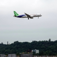 A Chinese passenger jet in Zhuhai, in southern China\'s Guangdong province on Nov. 8 | CNS / VIA AFP-JIJI