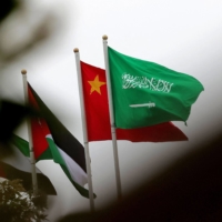 Chinese and Saudi flags adorn the streets of Riyadh ahead of Xi\'s three-day visit to Saudi Arabia. | AFP-JIJI
