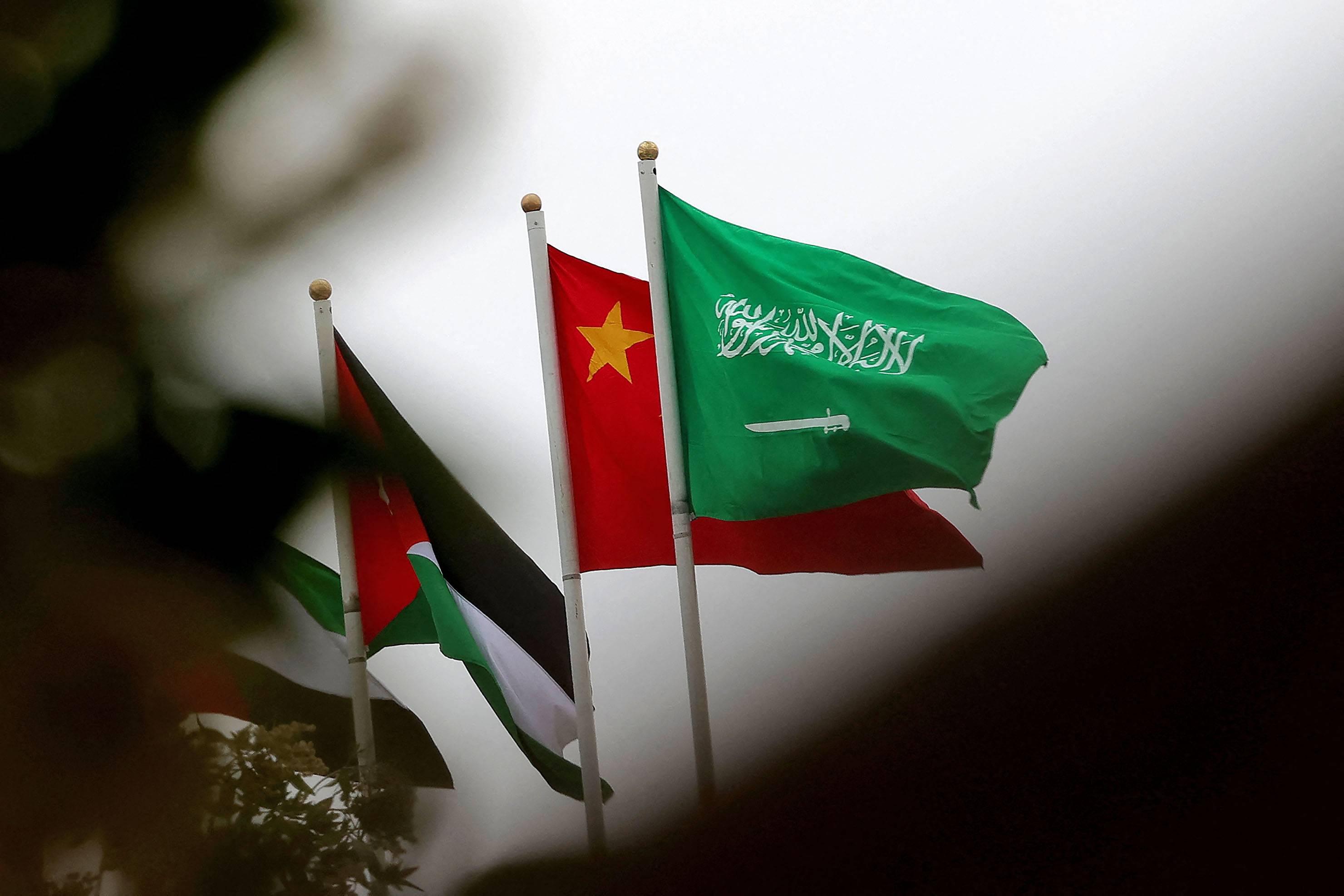 Chinese and Saudi flags adorn the streets of Riyadh ahead of Xi's three-day visit to Saudi Arabia. | AFP-JIJI