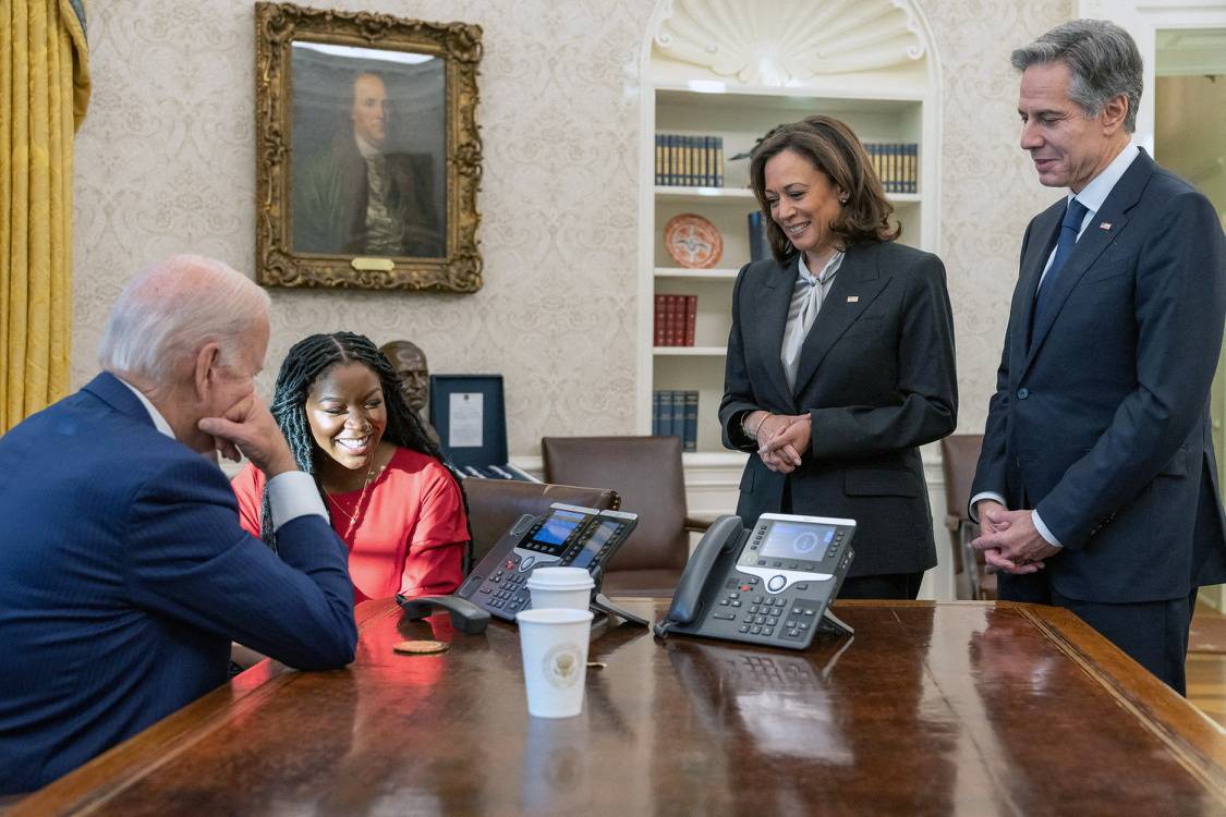 Cherelle Griner (second from left) speaks with her wife, Brittney Griner, from the White House on Thursday, as U.S. President Joe Biden, Vice President Kamala Harris and Secretary of State Antony Blinken look on. | THE WHITE HOUSE / VIA THE NEW YORK TIMES