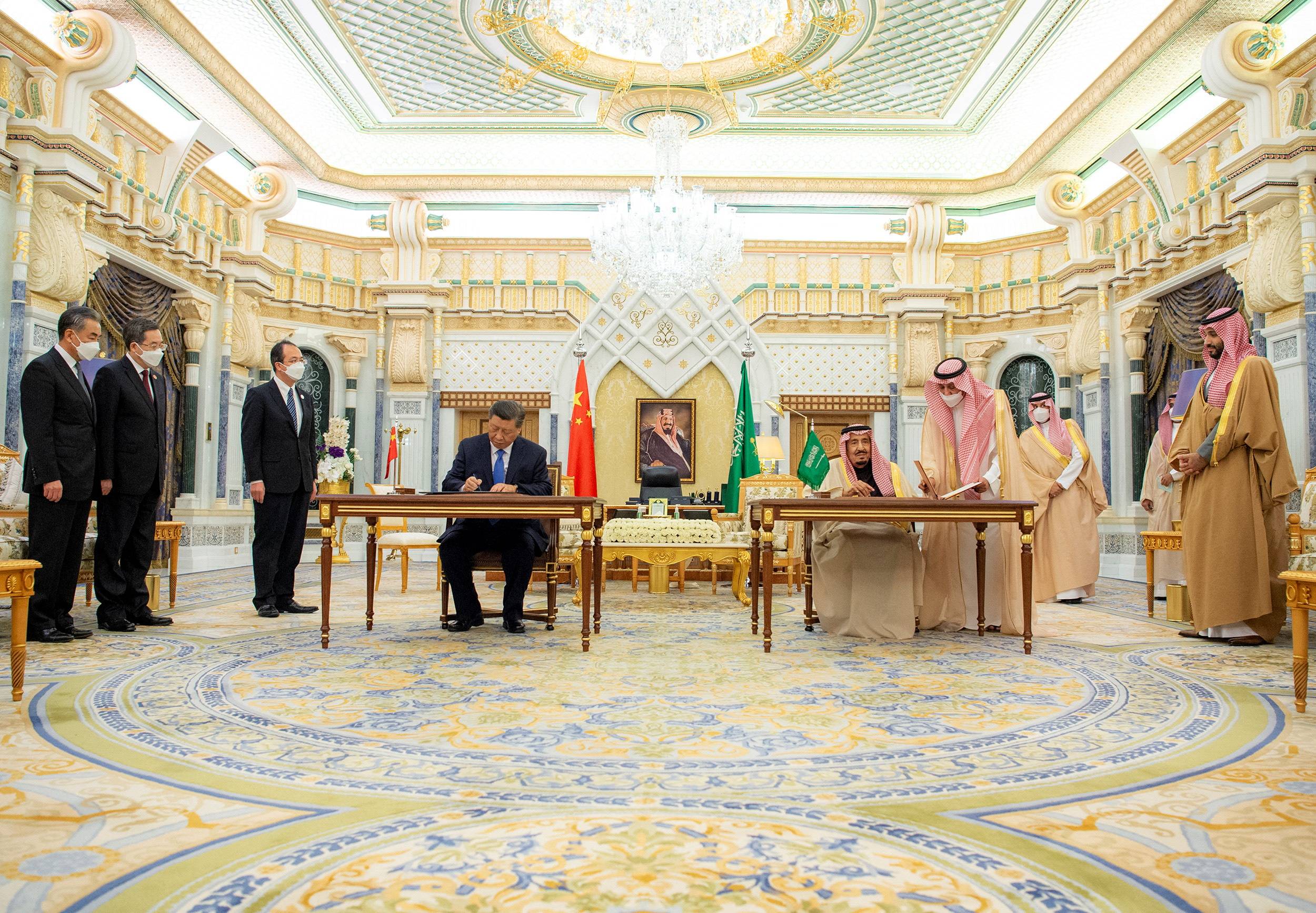 Saudi King Salman bin Abdulaziz (right) and Chinese President Xi Jinping sign documents during a meeting in Riyadh on Thursday. | SAUDI ROYAL COURT / VIA REUTERS 
