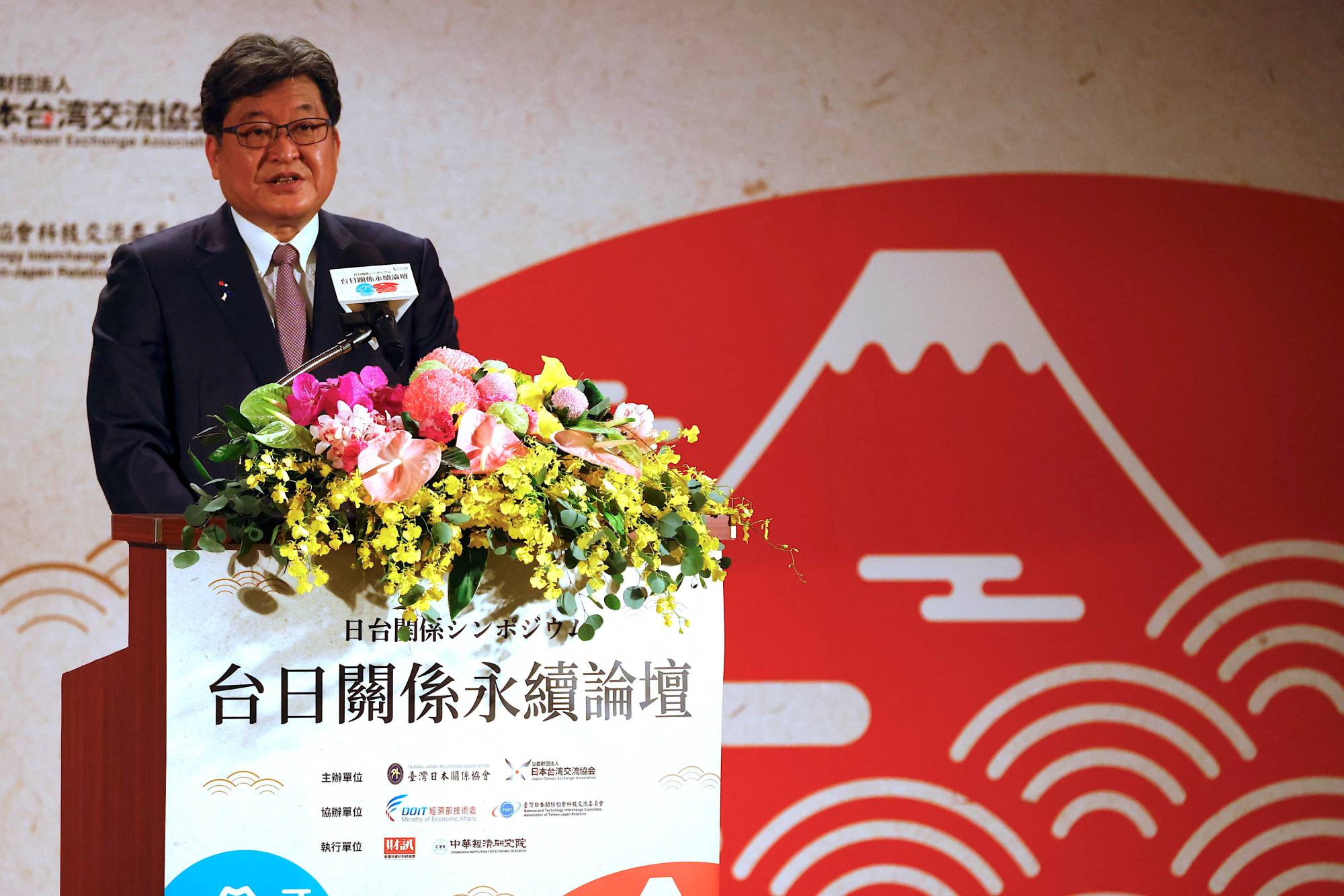 Hagiuda speaks at a forum in Taipei on Sunday. | Reuters 
