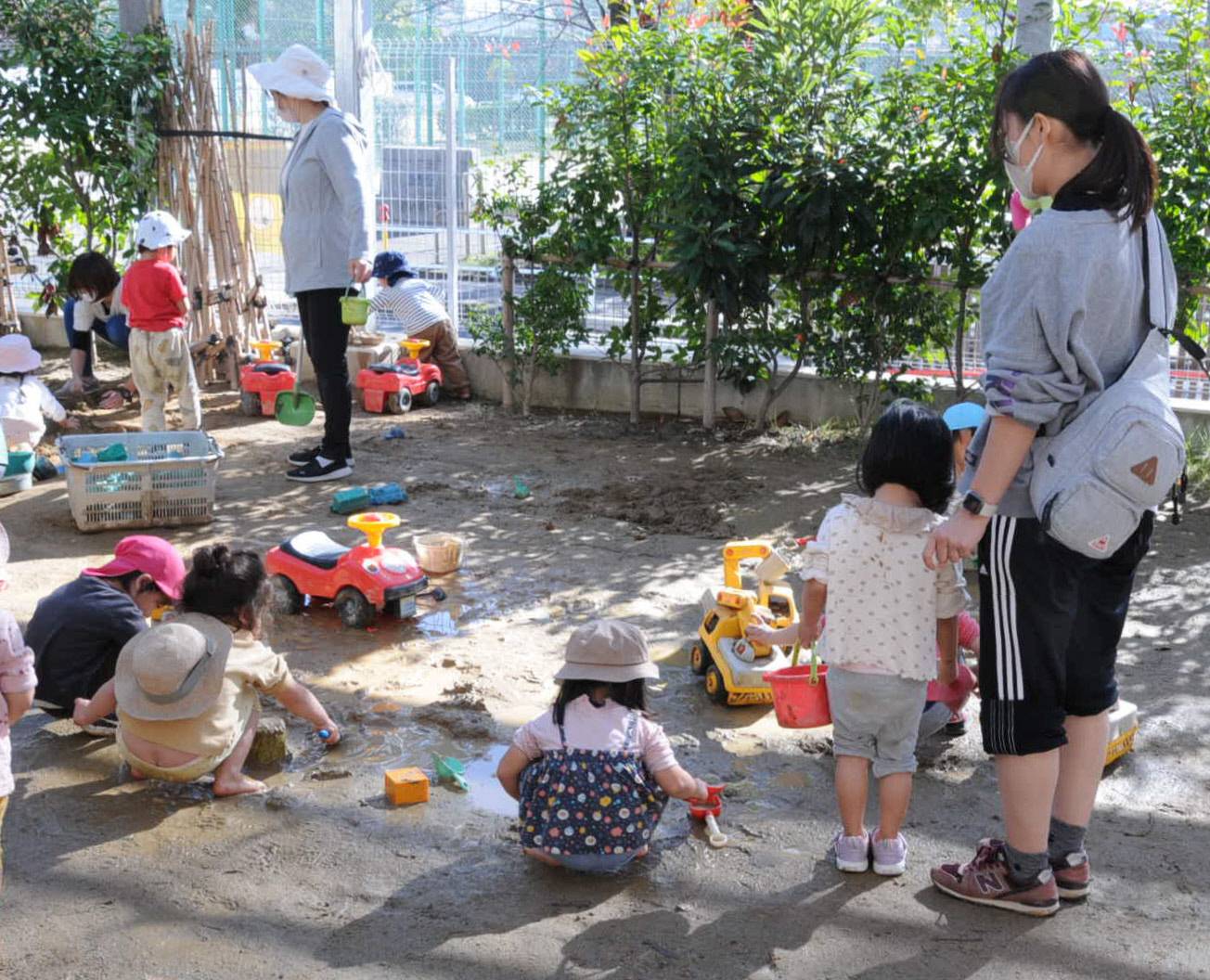 Teachers supervise children from age 1 and 2 at a nursery school in Nagoya. | CHUNICHI SHIMBUN