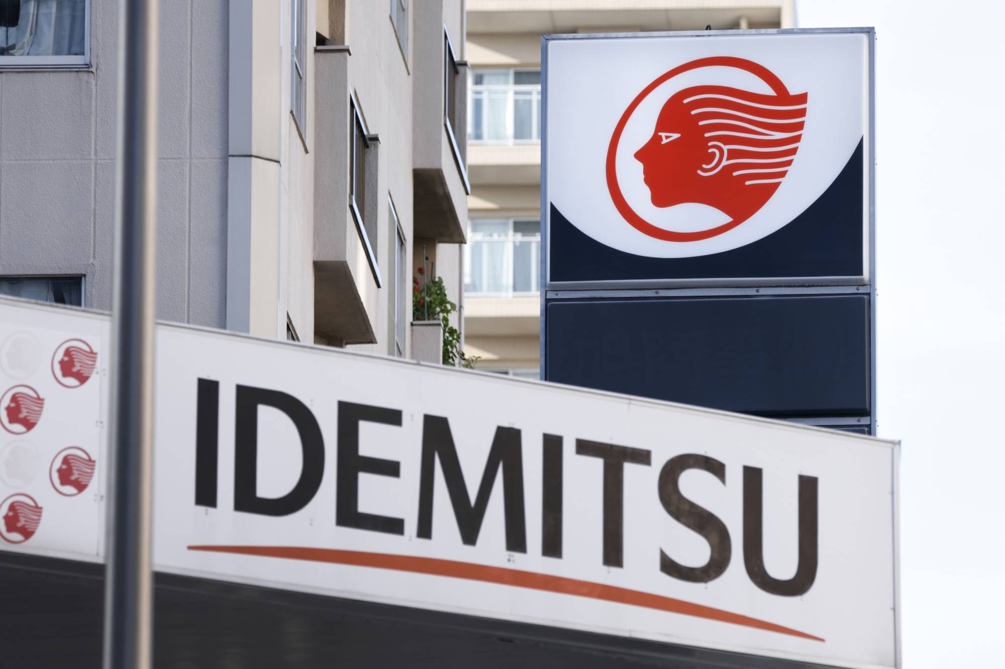 Idemitsu Kosan plans to sell its 85% stake in the Ensham mine in Queensland, Australia, as part of efforts to raise funds to add cleaner energy sources. | BLOOMBERG