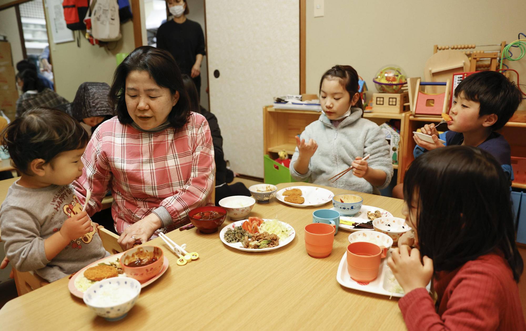 A cafeteria in the city of Osaka that offers free meals to children | KYODO