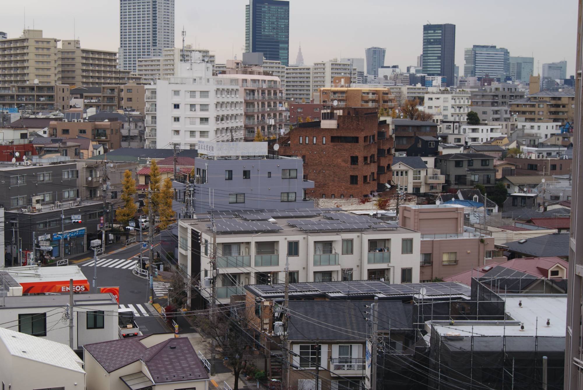 Solar panels on rooftops in Tokyo's Meguro Ward. Tokyo is planning to make the installation of rooftop solar panels on new homes and buildings compulsory from April 2025. | CHRIS RUSSELL