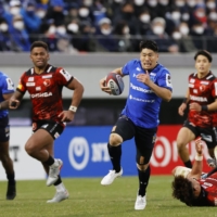 Rikiya Matsuda of the Wild Knights runs in a try against the Brave Lupus on the opening day of the Japan Rugby League One season in Kumagaya, Saitama Prefecture, on Saturday. | KYODO