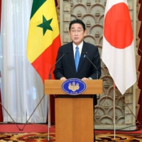 Prime Minister Fumio Kishida and Senegalese President Macky Sall hold a joint news conference in Tokyo on Monday. | POOL / VIA KYODO