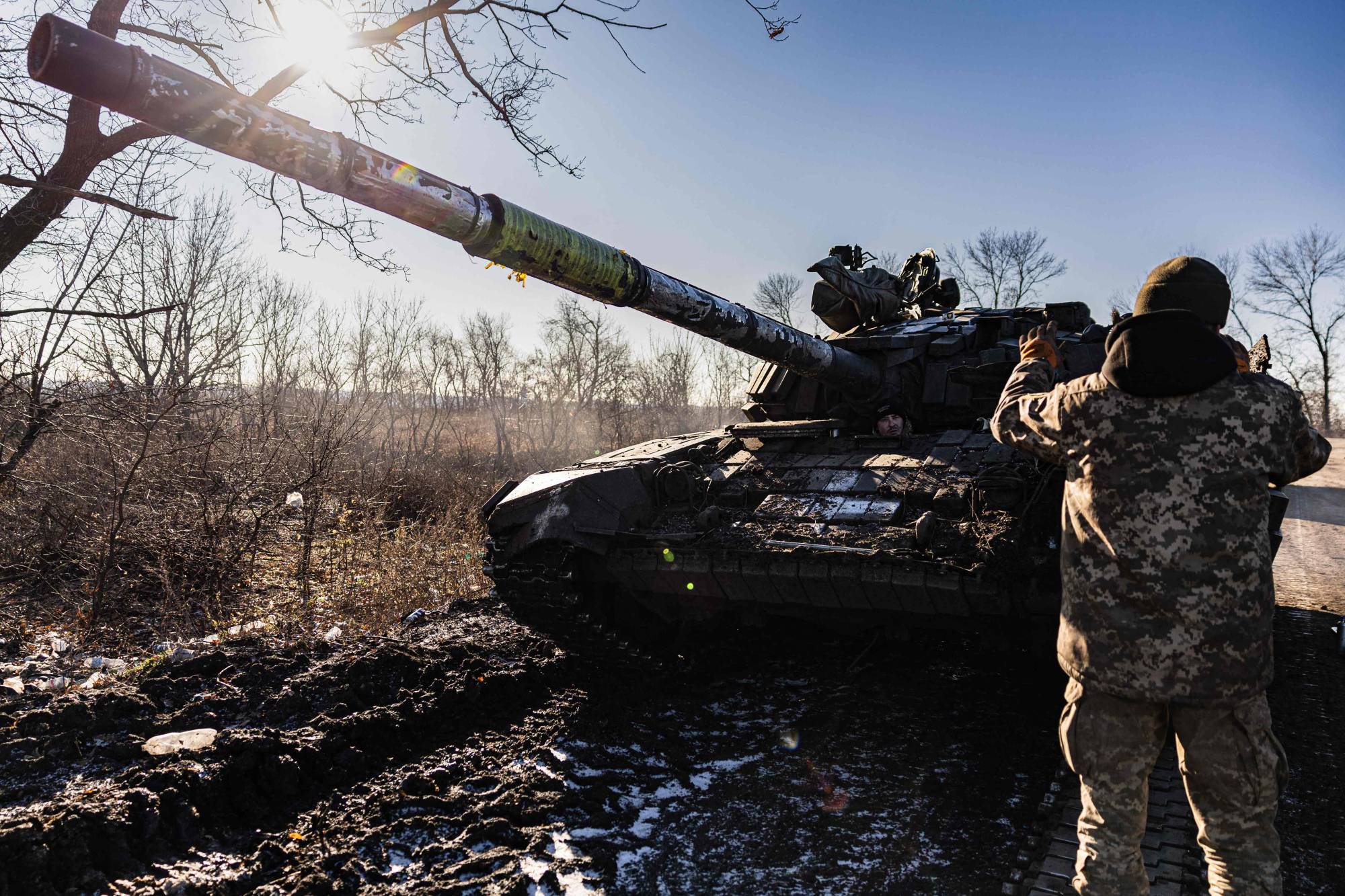 Ukrainian soldiers move a T-72 tank forward as they attempt to repair a track in the Donetsk region of eastern Ukraine on Monday.  | AFP-Jiji