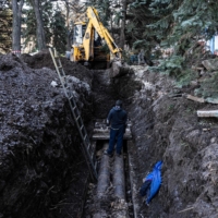 Technicians repair heating pipes damaged during Russian shelling in the city of Kramatorsk, eastern Ukraine, on Monday, as energy operator Ukrenergo announced that emergency electricity outages were scheduled in the capital and nearly a dozen regions. | AFP-JIJI