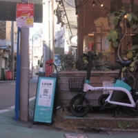 A Luup e-bike at a pickup point in Tokyo\'s Meguro Ward on Dec. 19. As Japan’s commuters begin the slow return to the office following the COVID-19 pandemic, electric “shared mobility” services are popping up across the country. | CHRIS RUSSELL