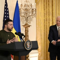 Ukrainian leader Volodymyr Zelenskyy and U.S. President Joe Biden hold a news conference at the White House on Wednesday. 

  | AFP-JIJI