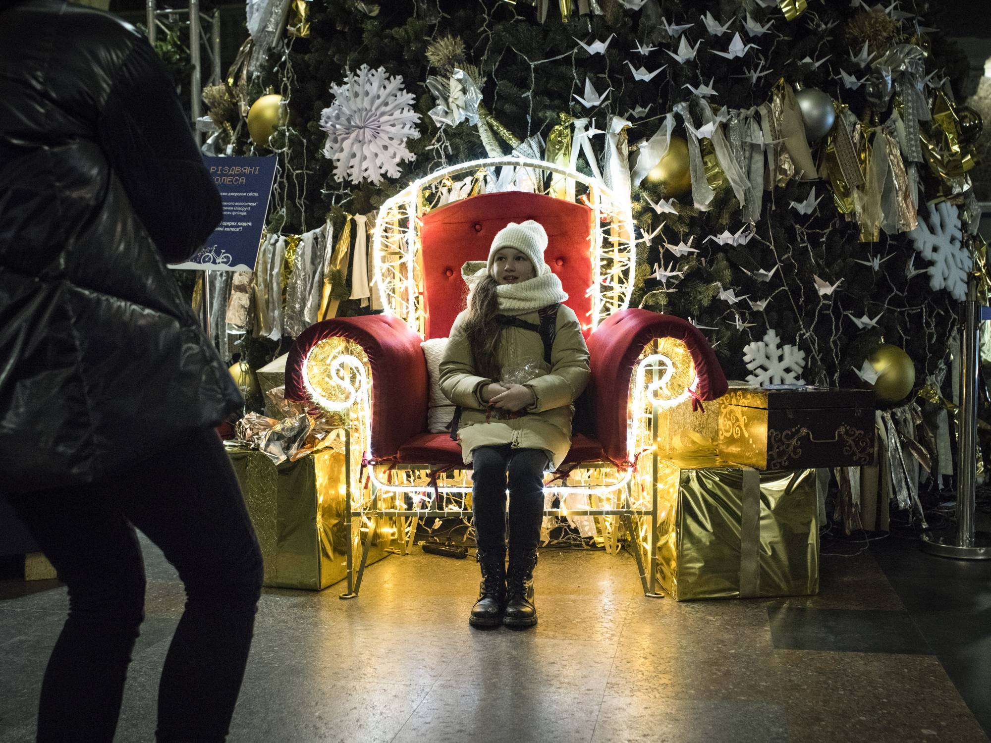 In Ukraine, Christmas lights defy darkness of war, and children ask for peace The Japan Times
