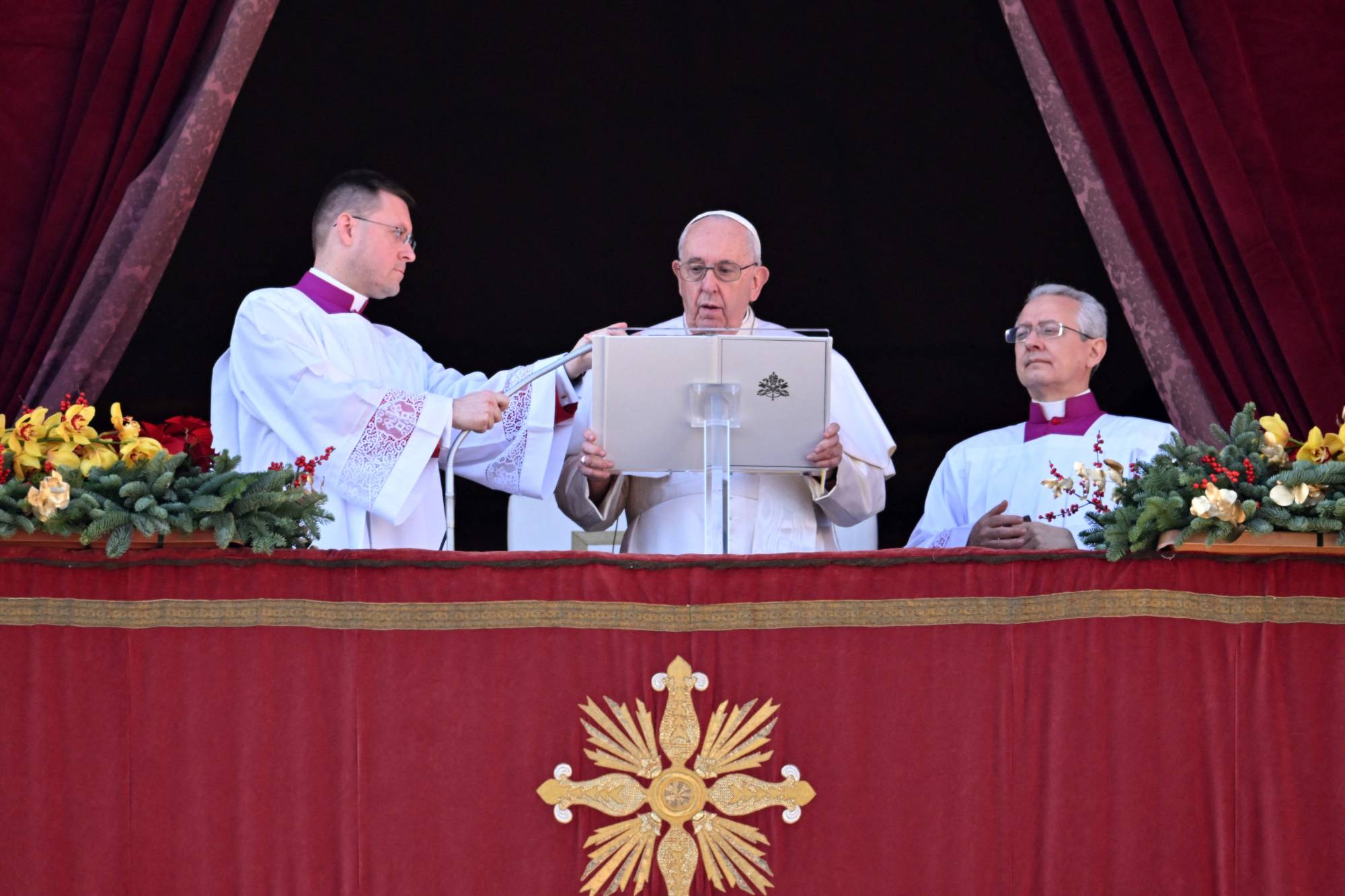 World is starving for peace, Pope Francis says in Christmas message