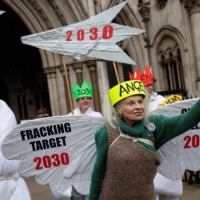 Vivienne Westwood poses with other anti-fracking activists at a demo outside the Royal Courts of Justice, Britain\'s High Court, in 2018. | AFP-JIJI