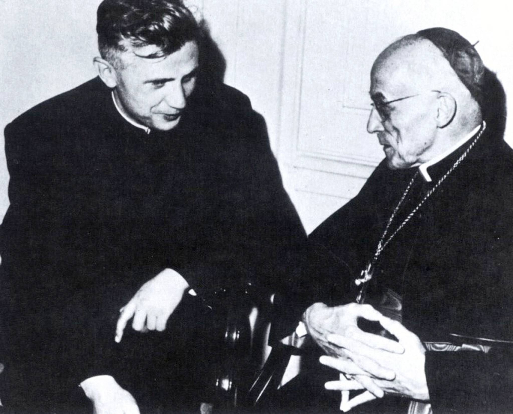 Josef Ratzinger, then professor of theology, with Cologne's Cardinal Joseph Frings who took him as an advisor to the council at the Vatican, in 1962. | AFP-JIJI