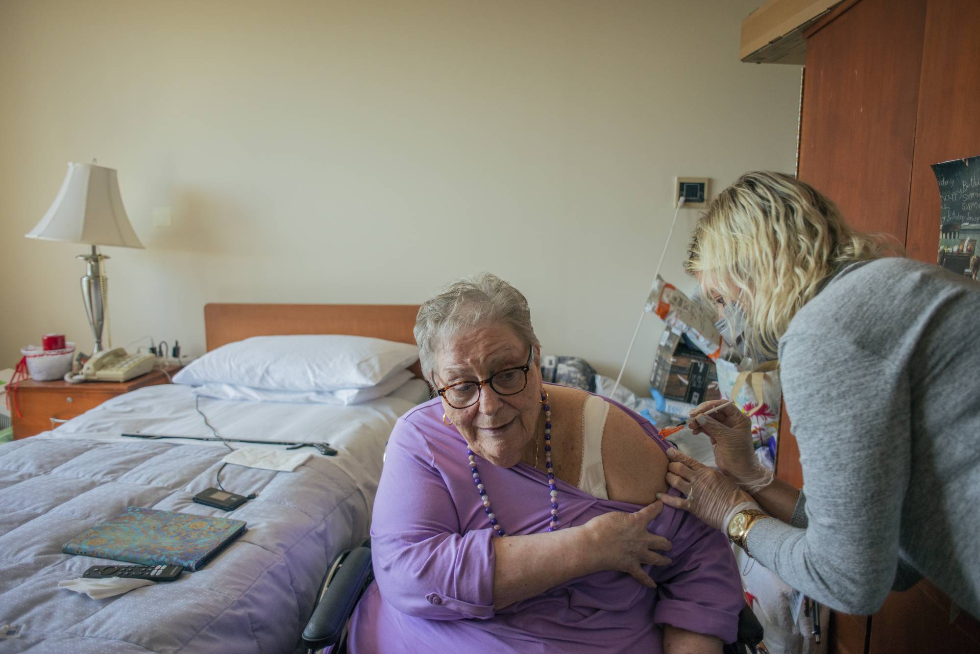 A patient receives the new omicron booster shot at a nursing home in the Bronx, New York, in mid September. | ANDREW SENG / THE NEW YORK TIMES