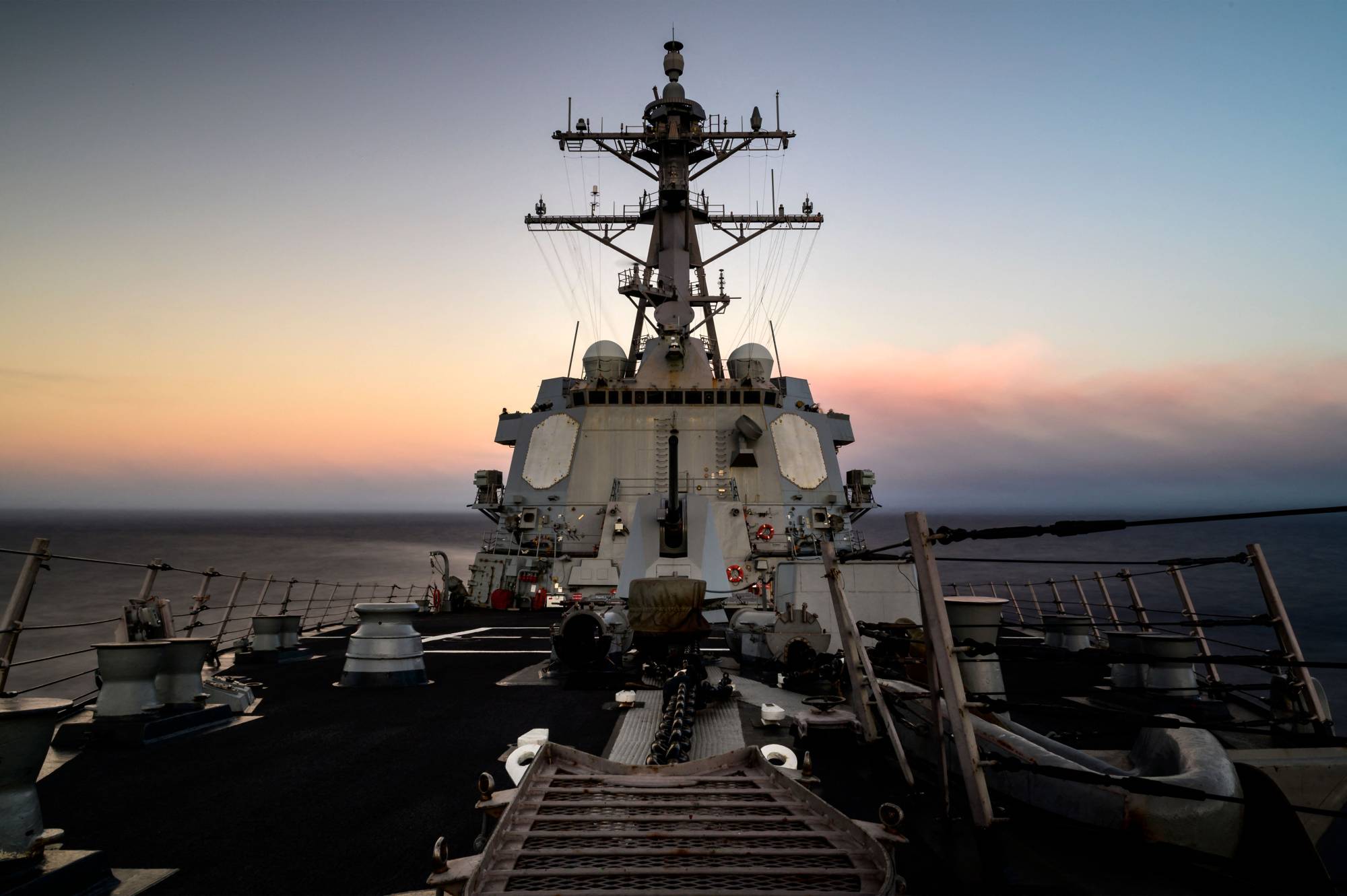 The USS Chung-Hoon guided-missile destroyer transits the Pacific Ocean in August 2020. The Chung-Hoon sailed through the Taiwan Strait on Thursday, the U.S. Navy said. | U.S. NAVY / VIA AFP-JIJI
