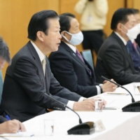 Komeito chief Natsuo Yamaguchi (center) speaks during a meeting at the Prime Minister\'s Office in Tokyo on Thursday. | KYODO