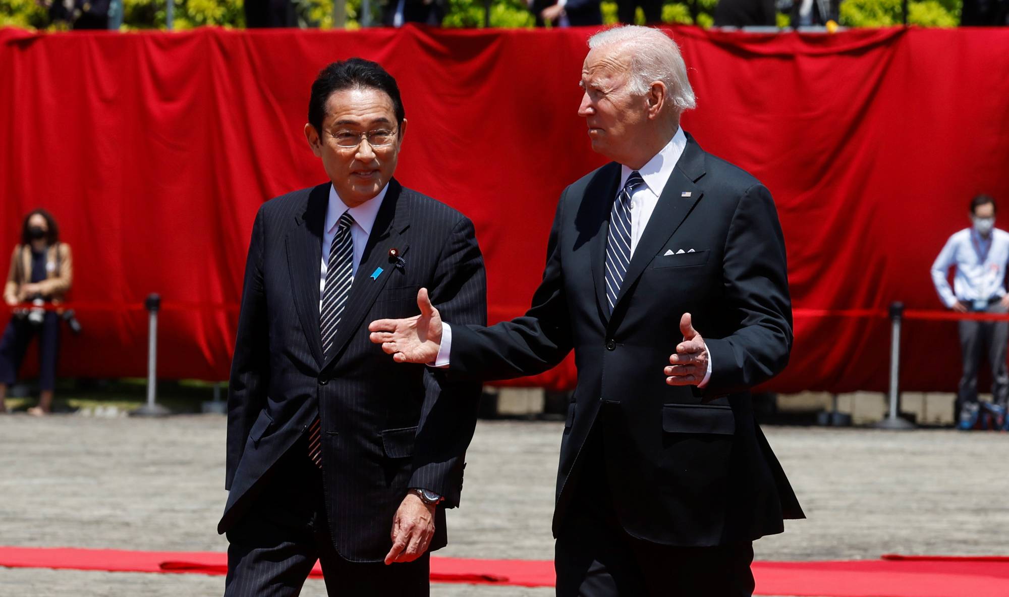 Prime Minister Fumio Kishida welcomes U.S. President Joe Biden at Akasaka Palace in Tokyo last May. | REUTERS